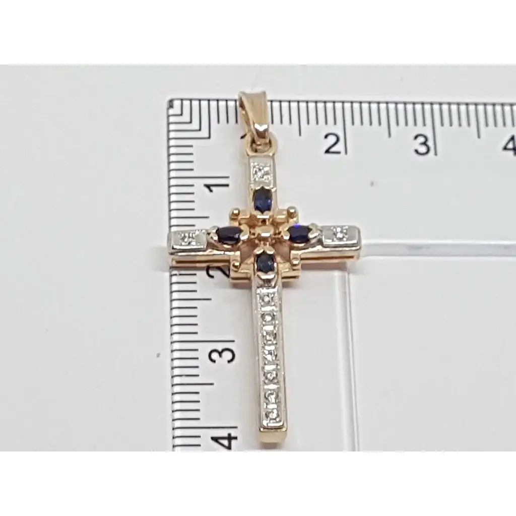 Золотий хрестик Qvaliz з діамантами і сапфірами. Артикул 3646730 - фото 4