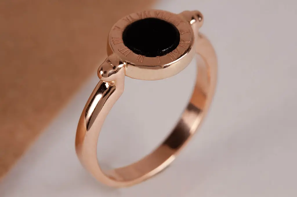 Каблучка з червоного золота з оніксом 15.5 K-0242 - фото 2