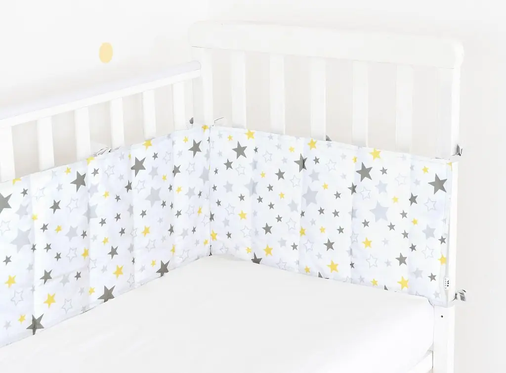Бортики в детскую кроватку 30x120 YELLOW STAR, белый (WeltBed_StarYellowGrey_White_30x120) - фото 2