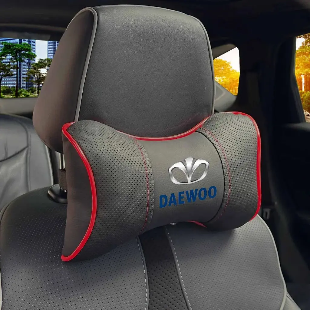 Подушка на підголівник з логотипом Daewoo Екошкіра 3D Кольоровий лого Чорна-Червоний кант 1 шт