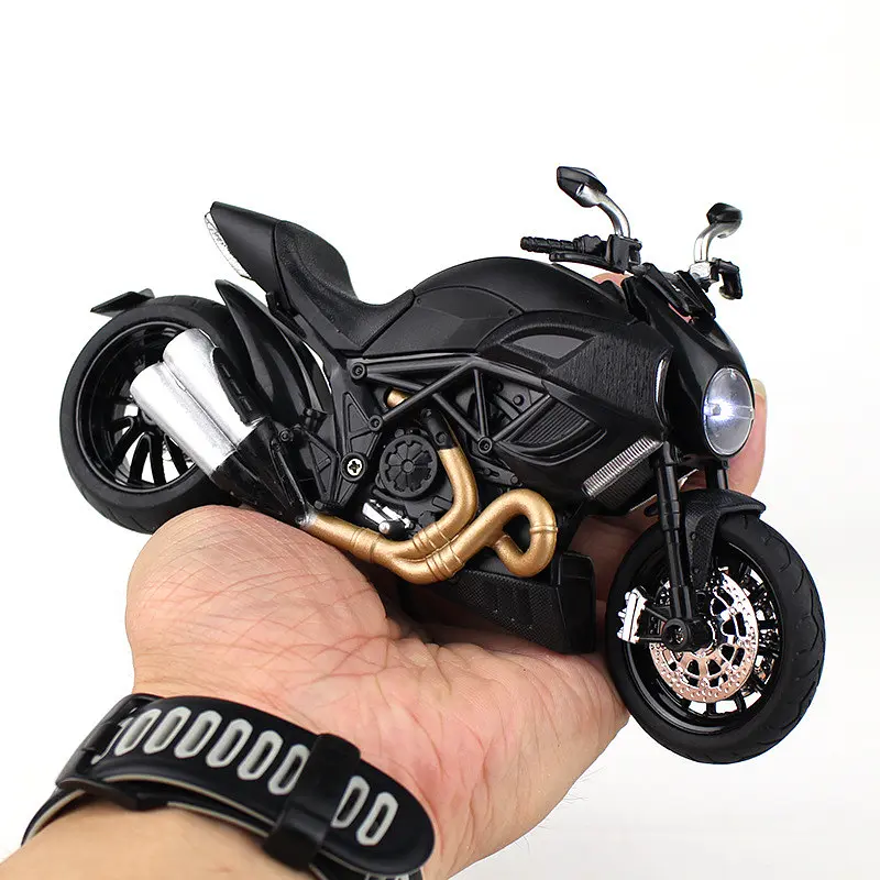 Колекційна масштабна модель мотоцикла TK Group Ducati Diavel Carbon зі світлом, звуком та амортизацією 1:12 - фото 8