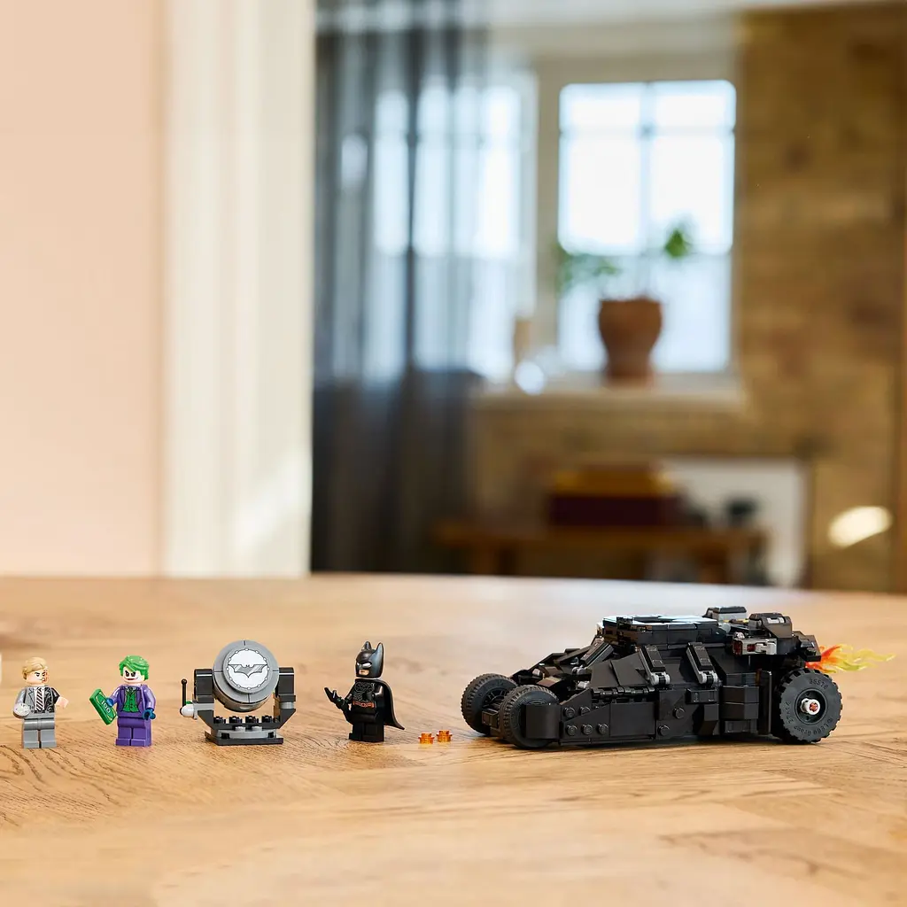 Уцінка. Конструктор LEGO DC Batman Бетмен Тумблер проти Дволикого і Джокера, 429 деталей (76303) - фото 6
