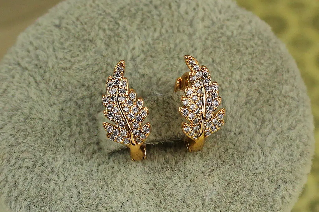 Сережки Xuping Jewelry Листочок із камінчиками 1,5 см золотисті