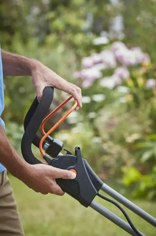 Газонокосилка аккумуляторная Black+Decker BCMW3336L1 - фото 11