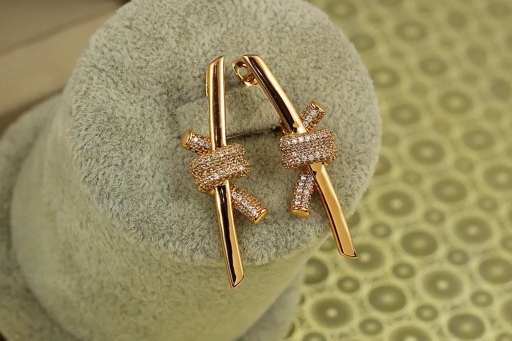 Сережки Xuping Jewelry вузлик 3,9 см золотисті - фото 2