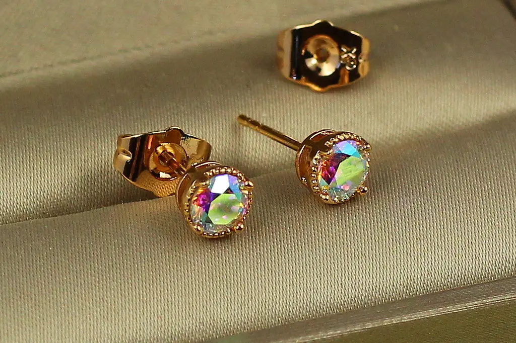 Сережки гвоздики Xuping Jewelry фіаніт хамелеон в обідку з точок 5 мм золотисті - фото 2