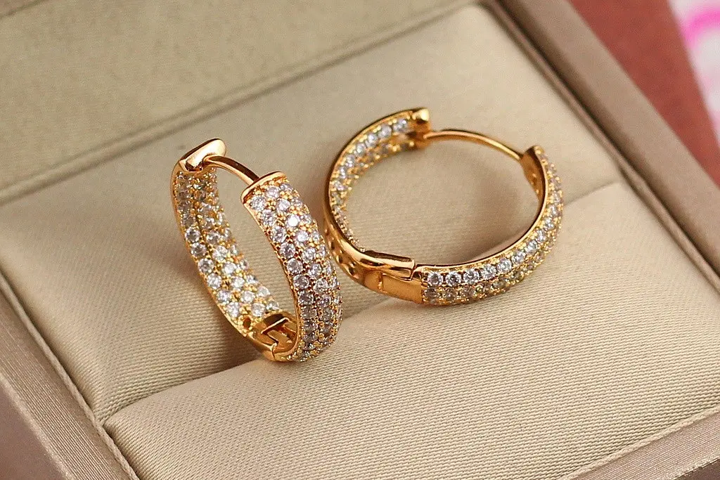 Серьги Xuping Jewelry колечки с тремя дорожками из камней внутри 1.8 см 5 мм золотистые - фото 2