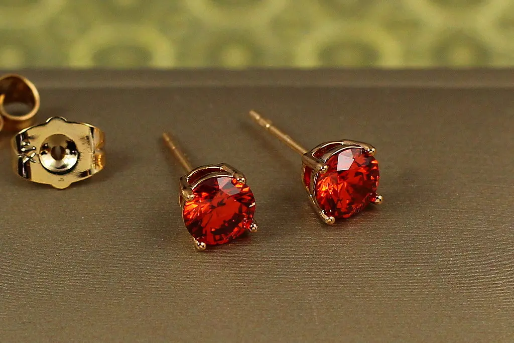 Сережки гвоздики Xuping Jewelry з червоним каменем на чотири кріплення 6 мм золотисті