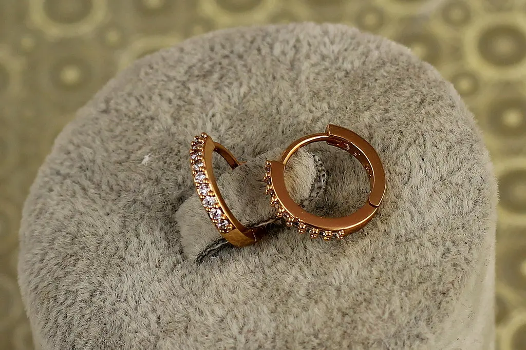 Сережки Xuping Jewelry кільця з камінням Адажио 1,2 см золотисті - фото 2