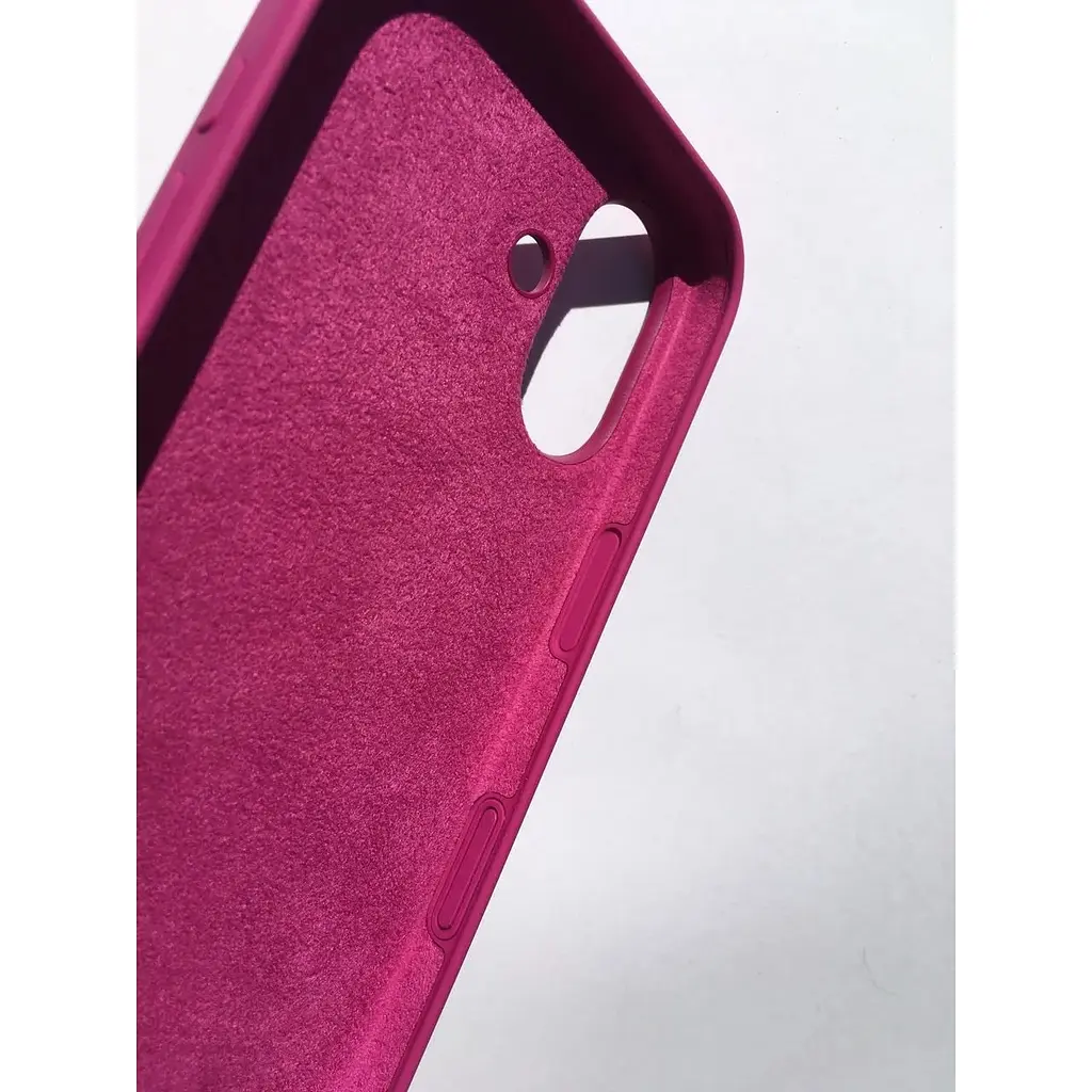 Оригинальный силиконовый чехол Apple Silicone Case MagSafe для iPhone 16 (6.1") Fuchsia MYY53ZM/A - фото 7