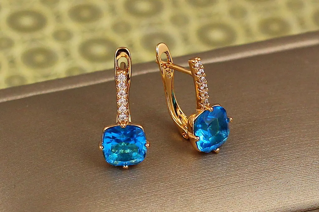 Сережки Xuping Jewelry Льод з блакитним каменем 1.7 см золотисті - фото 2