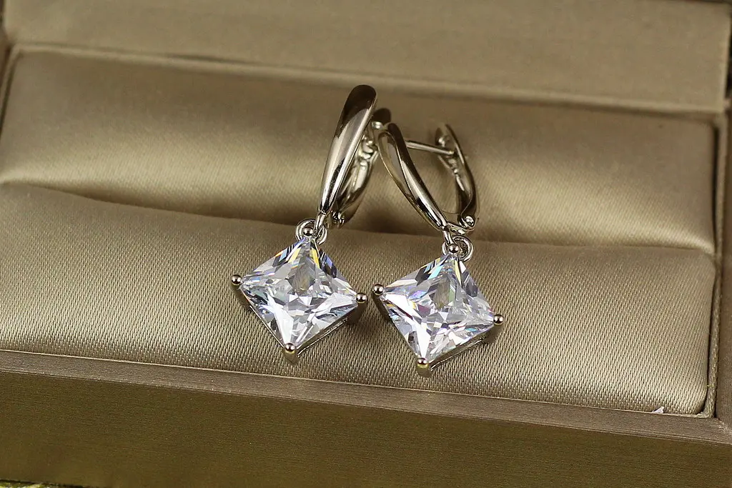 Сережки Xuping Jewelry ромбики 3 см сріблясті - фото 3