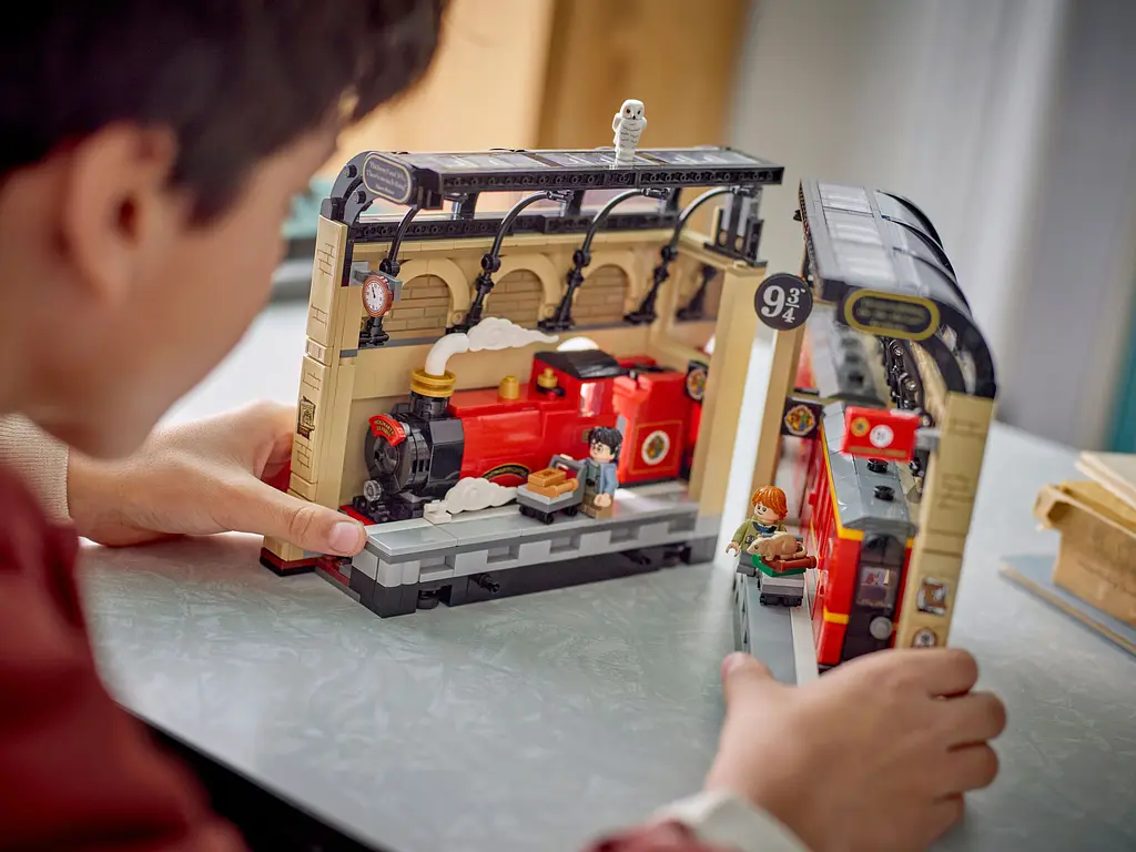 Конструктор LEGO Harry Potter Бук нук: Гоґвортський експрес 832 деталі (76450) - фото 13