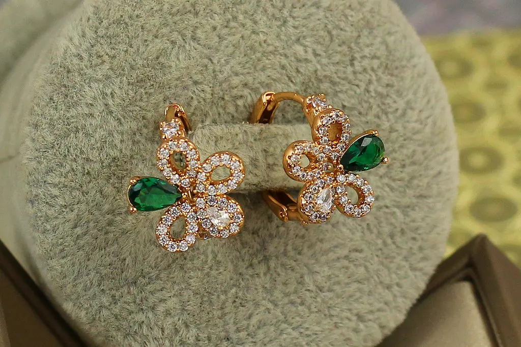 Сережки Xuping Jewelry катарантус із зеленим каменем 1,5 см золотисті - фото 2