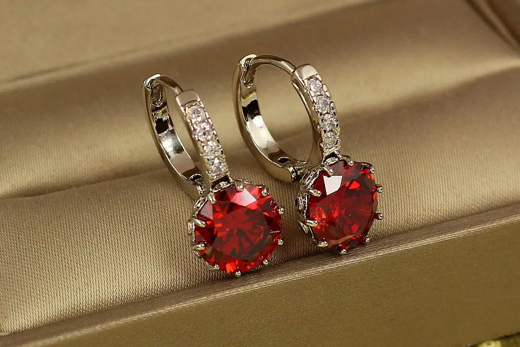 Сережки Xuping Jewelry з великим червоним каменем 2 см сріблясті - фото 2
