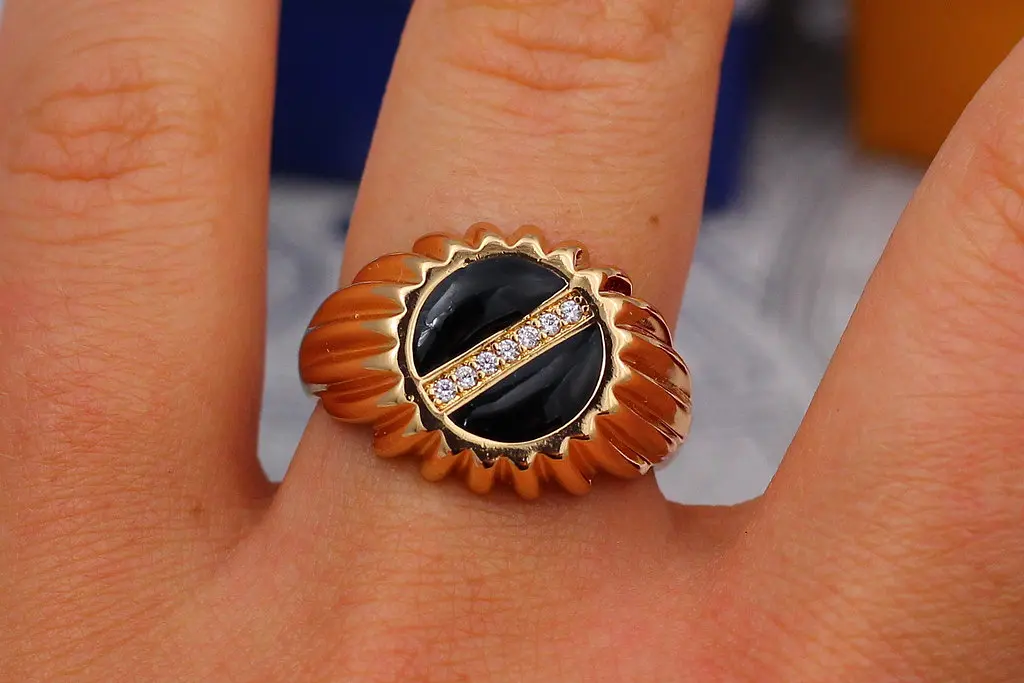 Печатка Xuping Jewelry кругла чорна по діагоналі вставка з каменів 18 р золотиста - фото 2