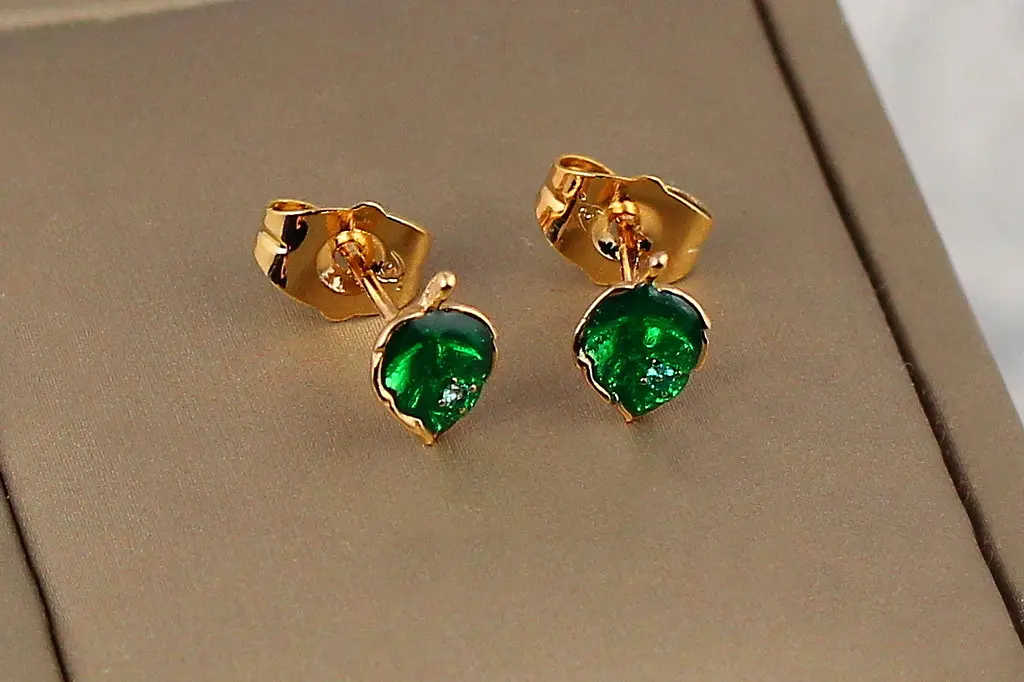 Сережки гвоздики Xuping Jewelry зелений листочок з крапелькою 9 мм золотисті - фото 2