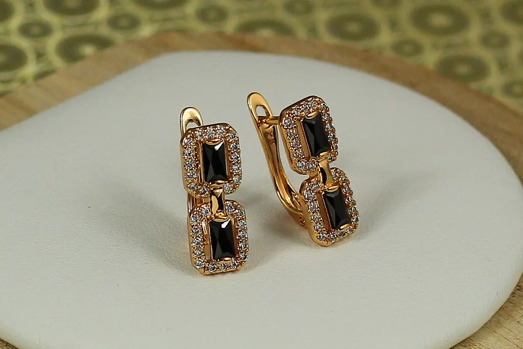 Сережки Xuping Jewelry пісочні часи із чорними каменями 1.7 см золотисті - фото 3
