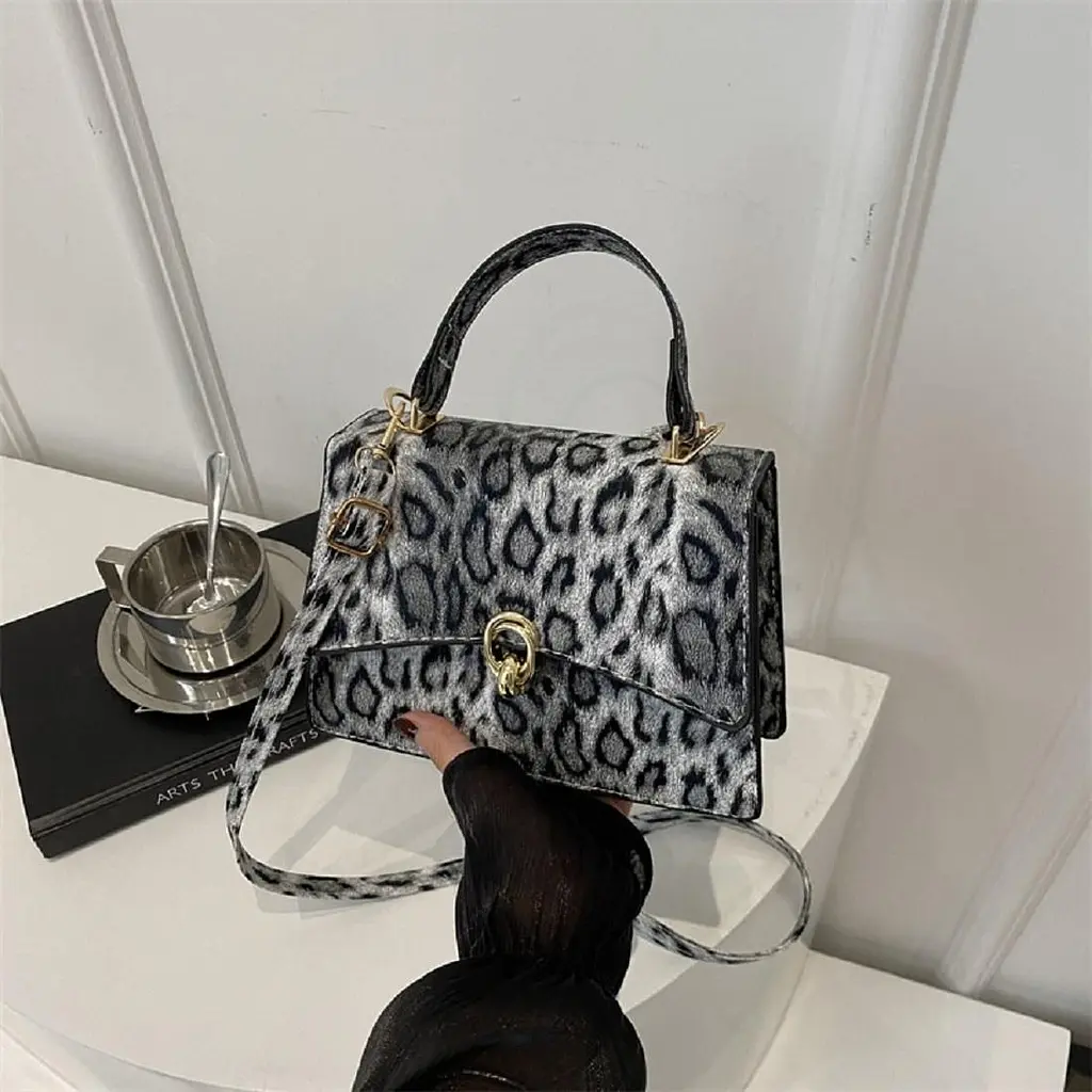 Стильне кроссбоді еко-шкіра лео Lilly P1-369-9075LG сіре - фото 3