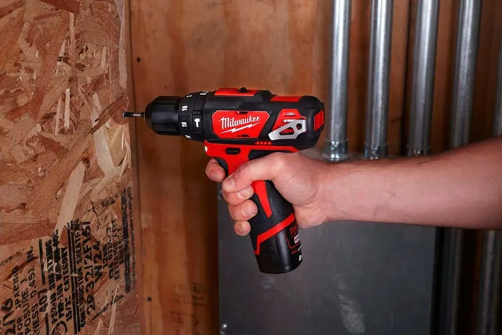 Шурупокрут-дриль акумуляторний Milwaukee M12 BPD-202C 12В 2х2 А/год 30 Нм 0·1500 об/хв ЗП C12C жилет кейс 1.2 кг - фото 2