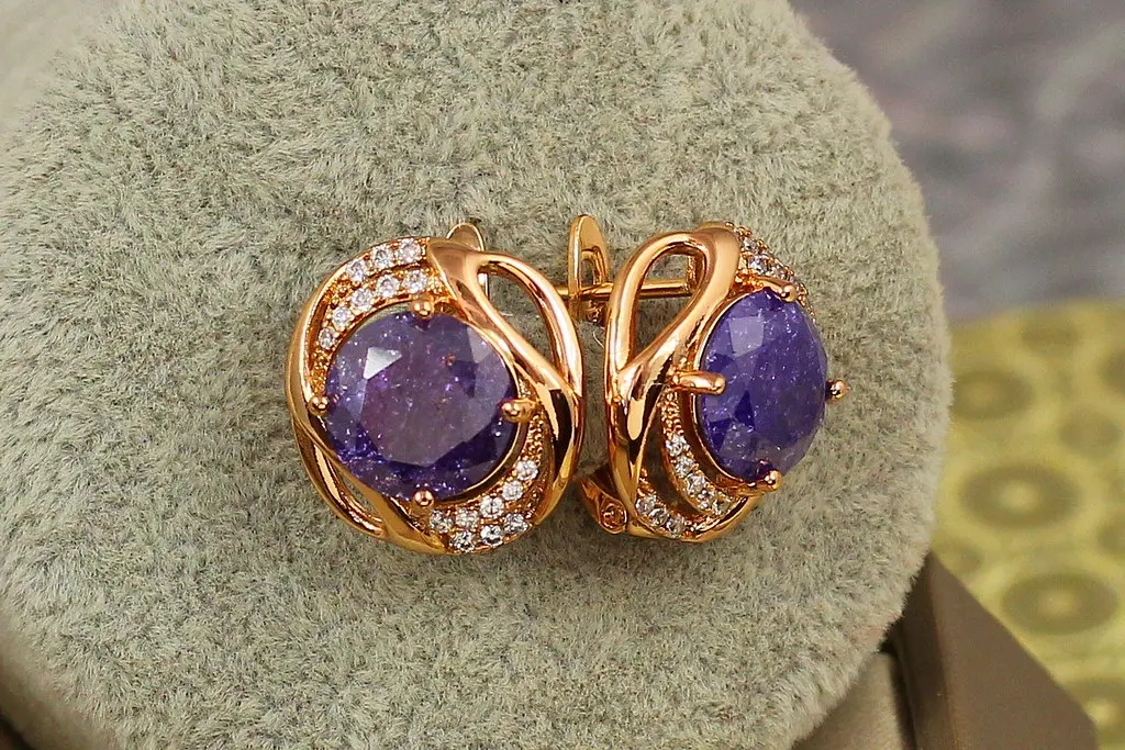 Сережки Xuping Jewelry кутюр"є із фіолетовими каменями 1,8 см золотисті - фото 2