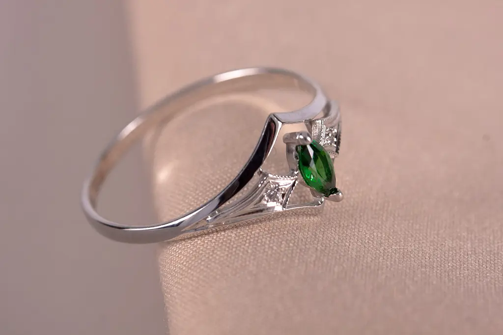 Каблучка з білого золота з зеленим каменем 15.5 K-0140 - фото 7