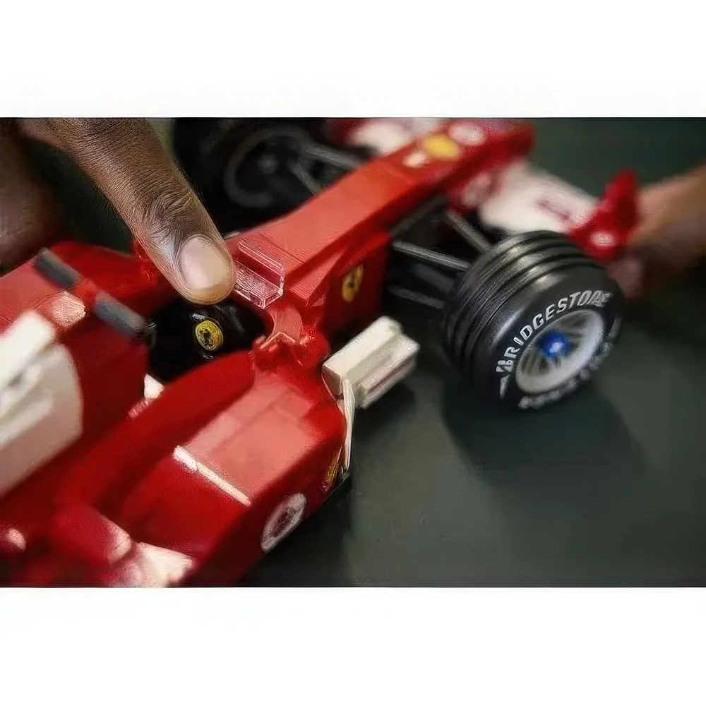 Конструктор LEGO Icons Ferrari F2004 и Михаэль Шумахер 735 деталей (11375) - фото 7