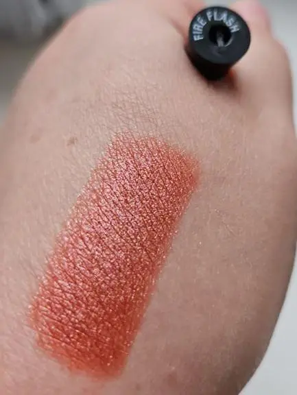 Увлажняющая мерцающая губная помада Avon Ультра 87 Огненная вспышка/Fire Flash 3.6 г - фото 3