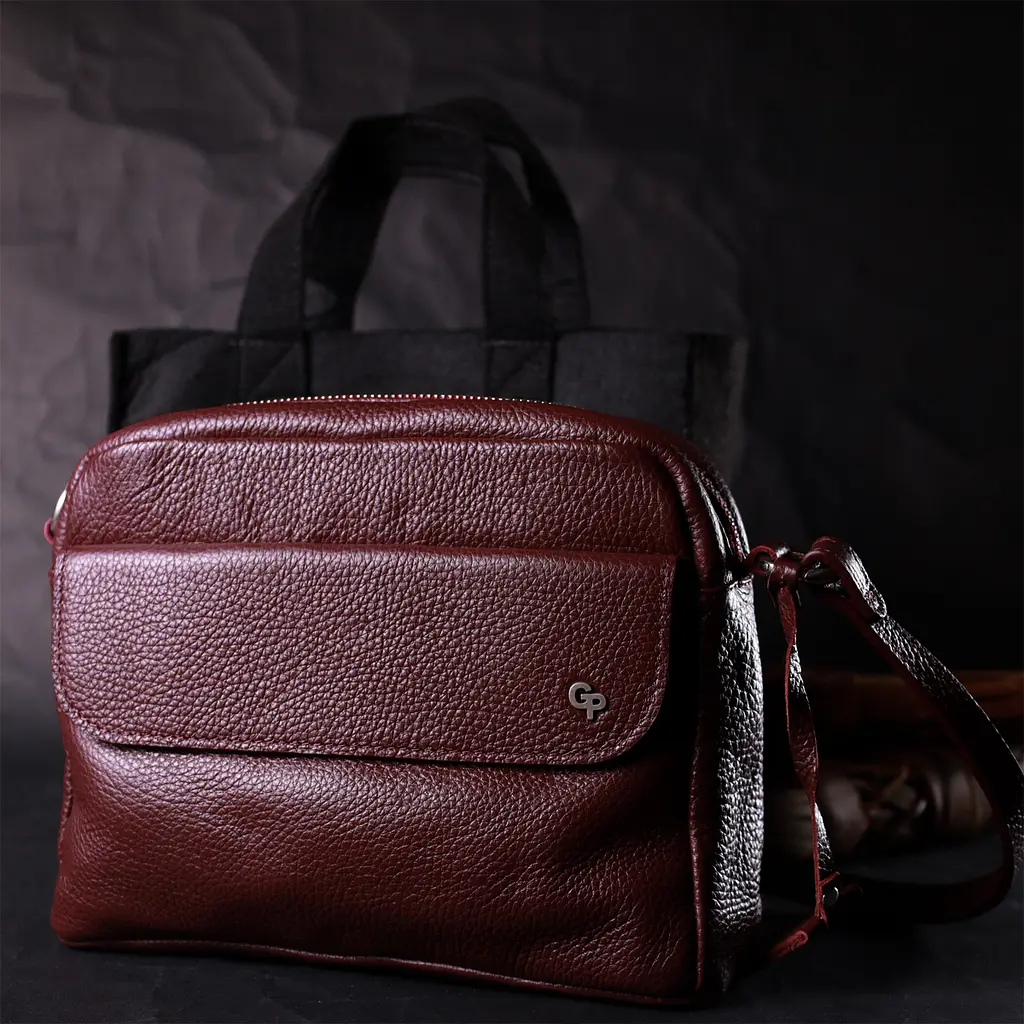 Кожаная женская сумка Grande Pelle 23х17х7 см sum0023597 - фото 9