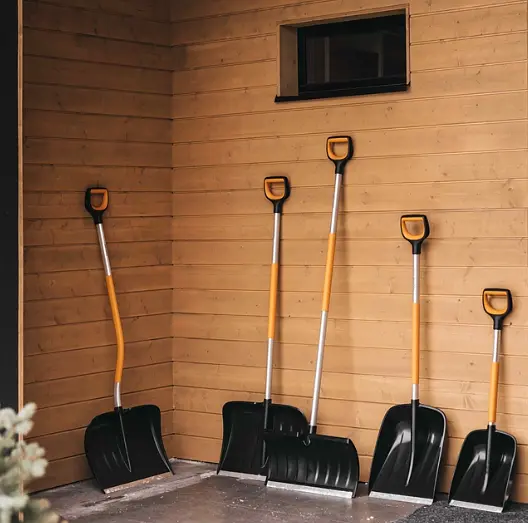 Лопата Роллер для прибирання снігу Fiskars SnowXpert Roller X-series ™ (1057179) - фото 5