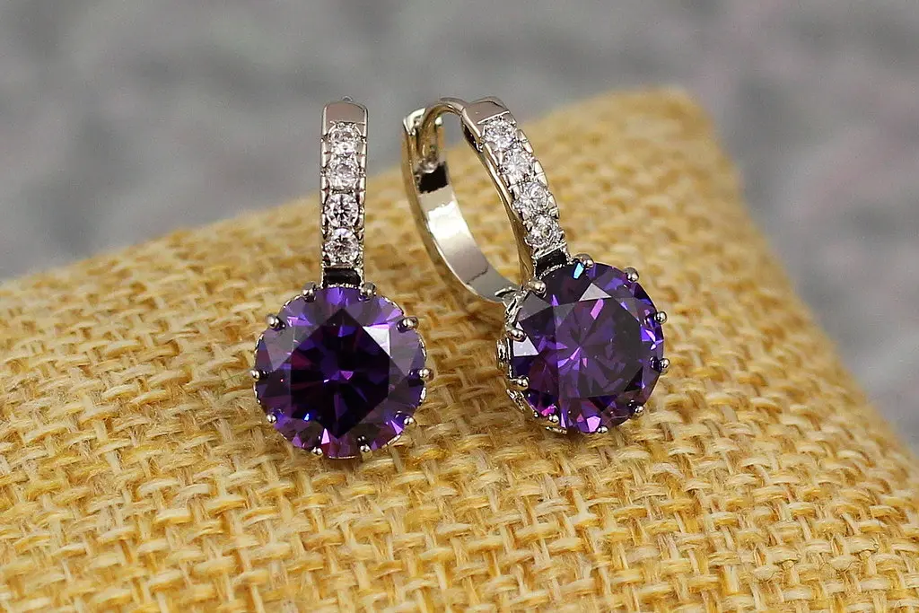 Сережки Xuping Jewelry з великим фіолетовим каменем 2 см сріблясті - фото 2