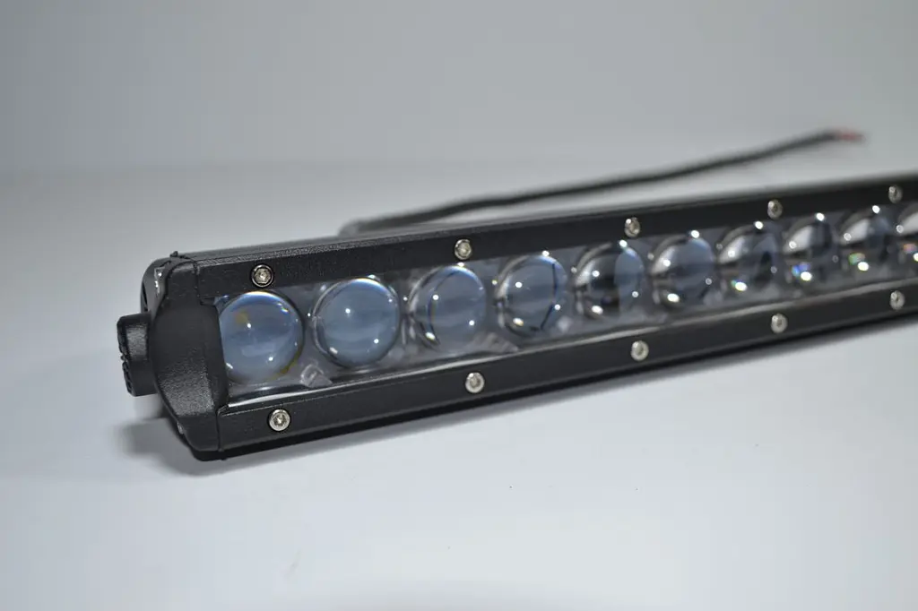 Світлодіодна Балка фара LED / 1045x43x80 mm / 200W / 5W x 40 / 10-30V / Ближнє та Далеке світло (LC4 5D) - фото 3