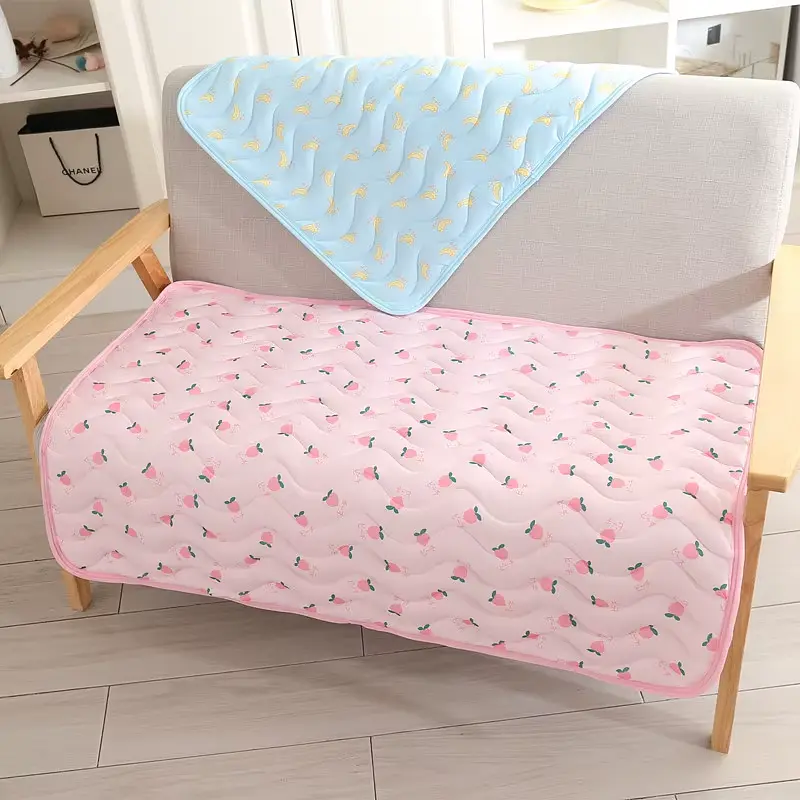 Літня підстилка, що охолоджує Derby Ice Silk Summer Pet Cooling Mat Strawberry 55х70 см - фото 4
