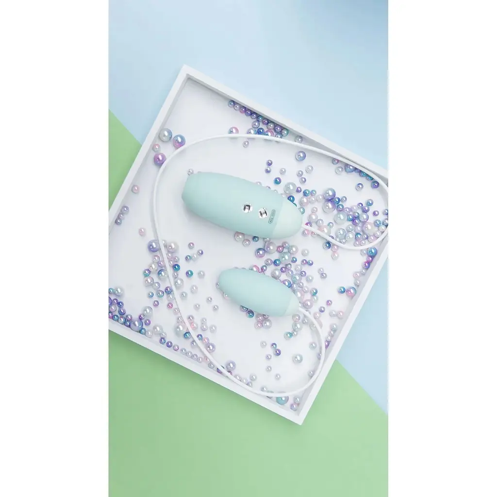 Вакуумний стимулятор з віброяйцем 2-в-1 KisToy Miss VV Cyan - фото 6