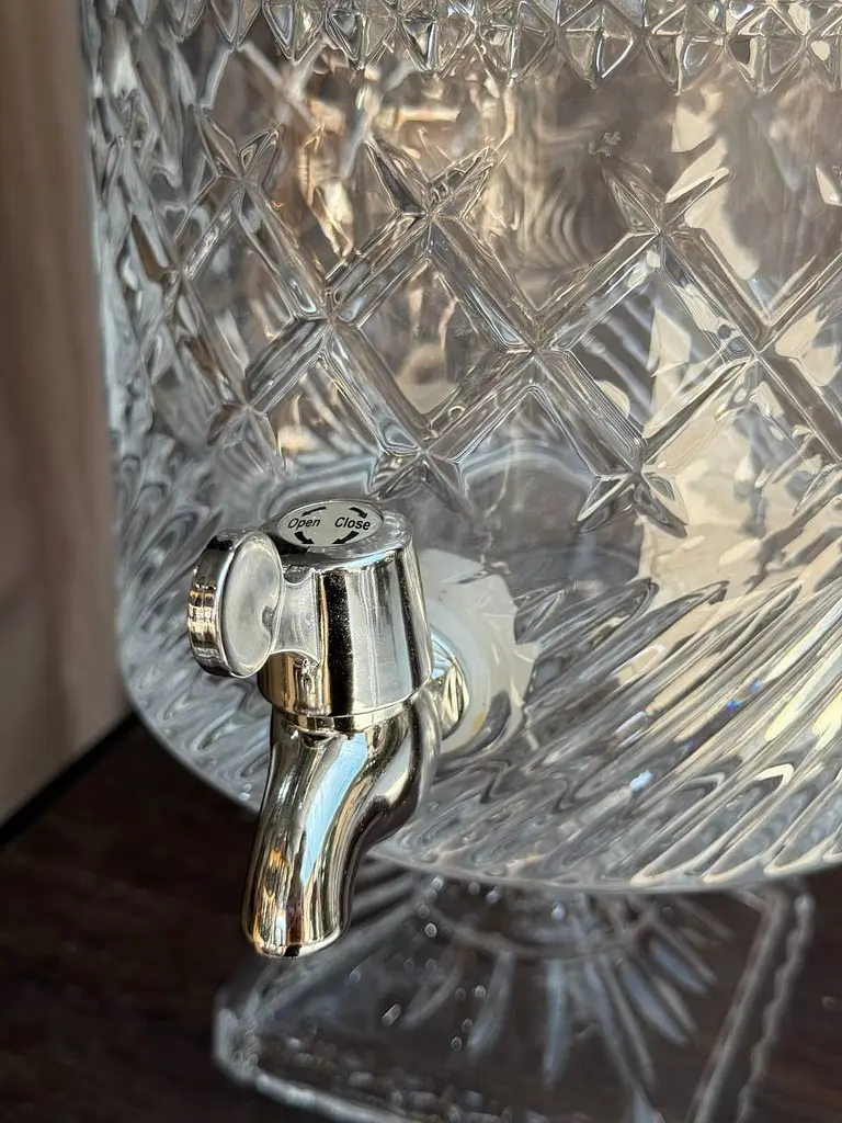 Диспенсер для напитков стеклянный на ножке с краном и крышкой KENKO KF3045-1, лимонадник с рельефным ромбовидным узором - фото 4