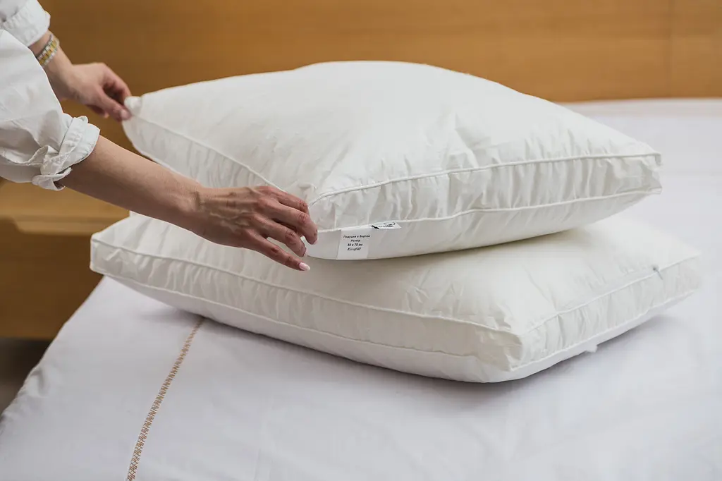 Подушка Ecotton 50х70 см Ecofill Premium антиалергенна з кантом біопух біла в чохлі для зберігання White (25070) - фото 9