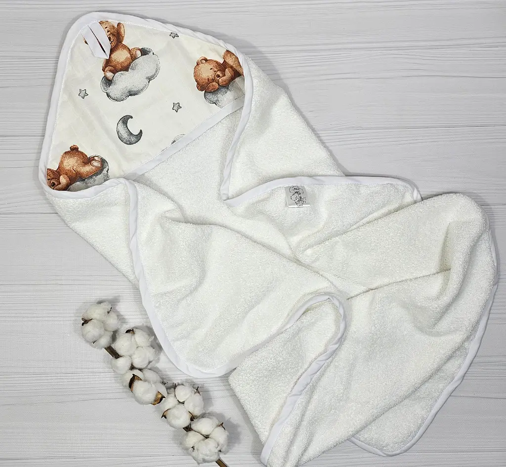 Дитячий рушничок-куточок 80х80 a.l.babybox Теді на хмаринці Білий