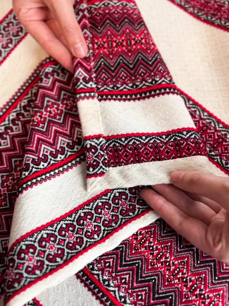 Льняная скатерть рождественская с украинским орнаментом "Рандеву красный" - 150х110 см - фото 3