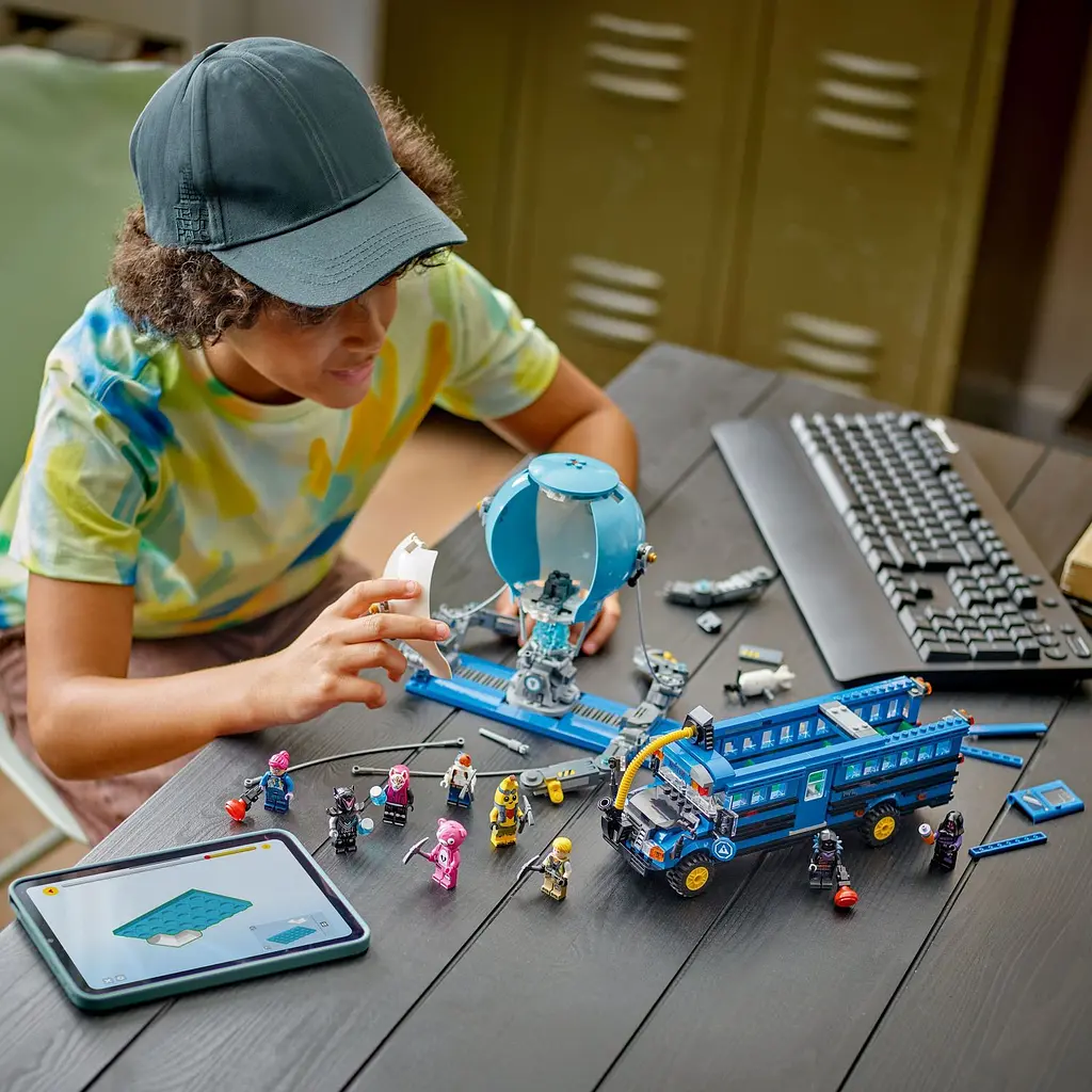 Конструктор LEGO Fortnite Battle Bus 954 деталей (77073) - фото 4