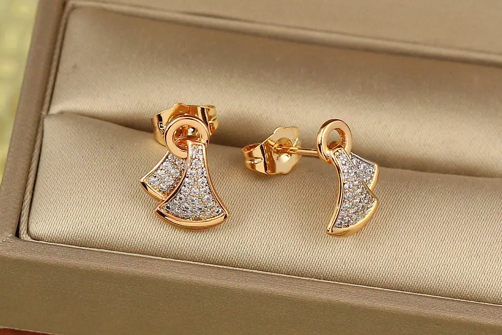 Сережки гвоздики Xuping Jewelry косиночка з родієм1.4 см золотисті - фото 2