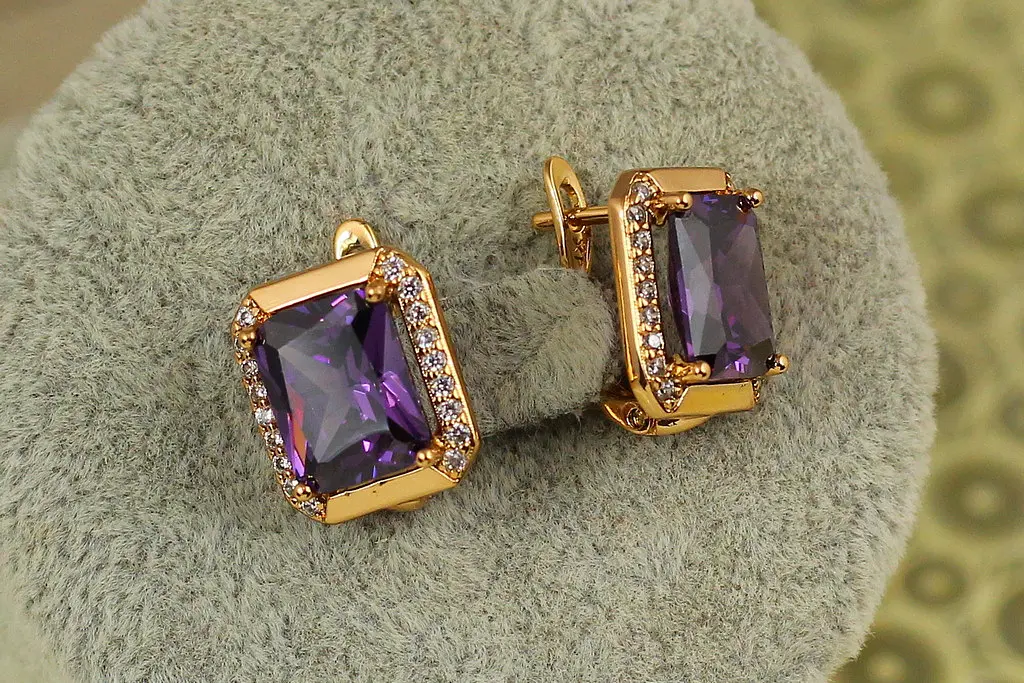 Сережки Xuping Jewelry Великий прямокутник з фіолетовим каменем 1,4 см золотисті - фото 2