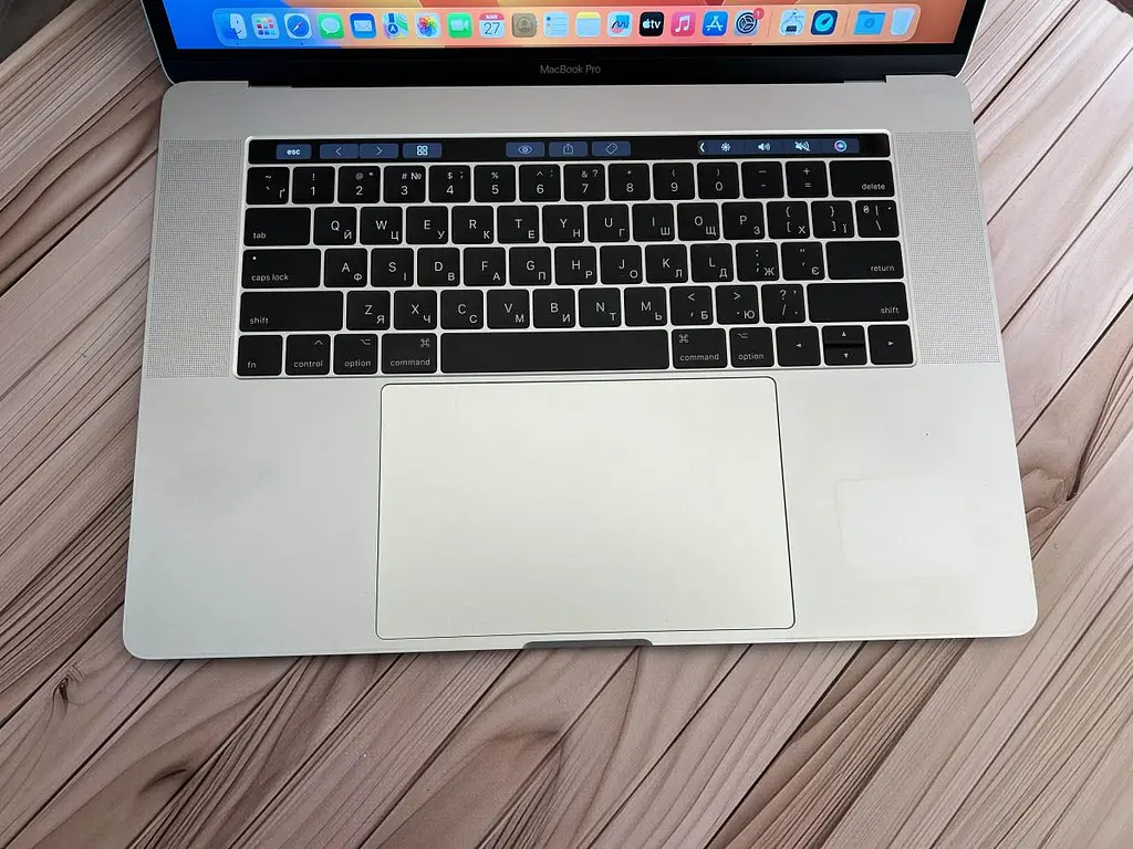 Ноутбук Apple MacBook Pro 15" 2017 i7-7700HQ/16/256 (C02WP00THTD7) Б/в - фото 2