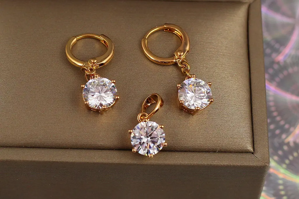 Набір Xuping Jewelry сережки та кулон білі камені 8 мм шість кріплень золотистий
