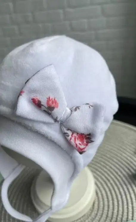 Утеплена весняна шапочка для новонародженої дівчинки Rose 6-9 міс. (42-44 см) Lari Білий - фото 2