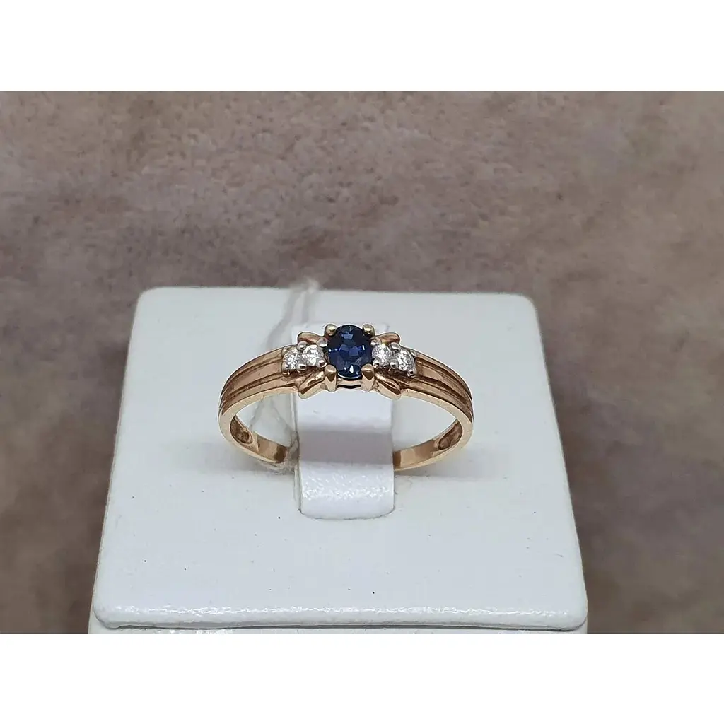 Золотое кольцо ЮЗ "Багет" с бриллиантами и сапфиром. UDCSR30528191 18 - фото 4