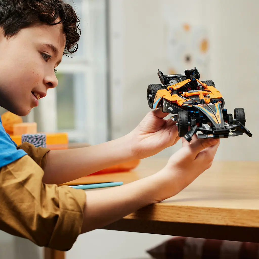 Конструктор LEGO Technic Автомобіль для перегонів NEOM McLaren Formula E 452 деталі (42169) - фото 7