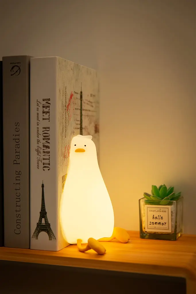 Силиконовый ночник "Лежащая утка" с подставкой для телефона - фото 10