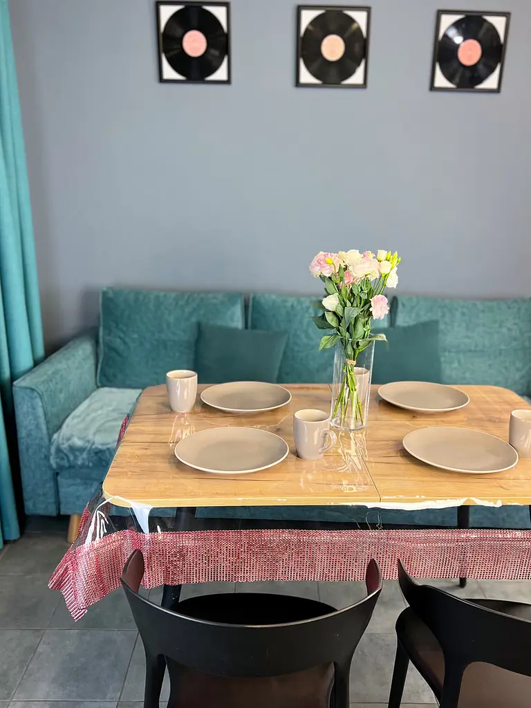 Скатертина силіконова з червоною стразовою стрічкою 390х120 см - фото 3