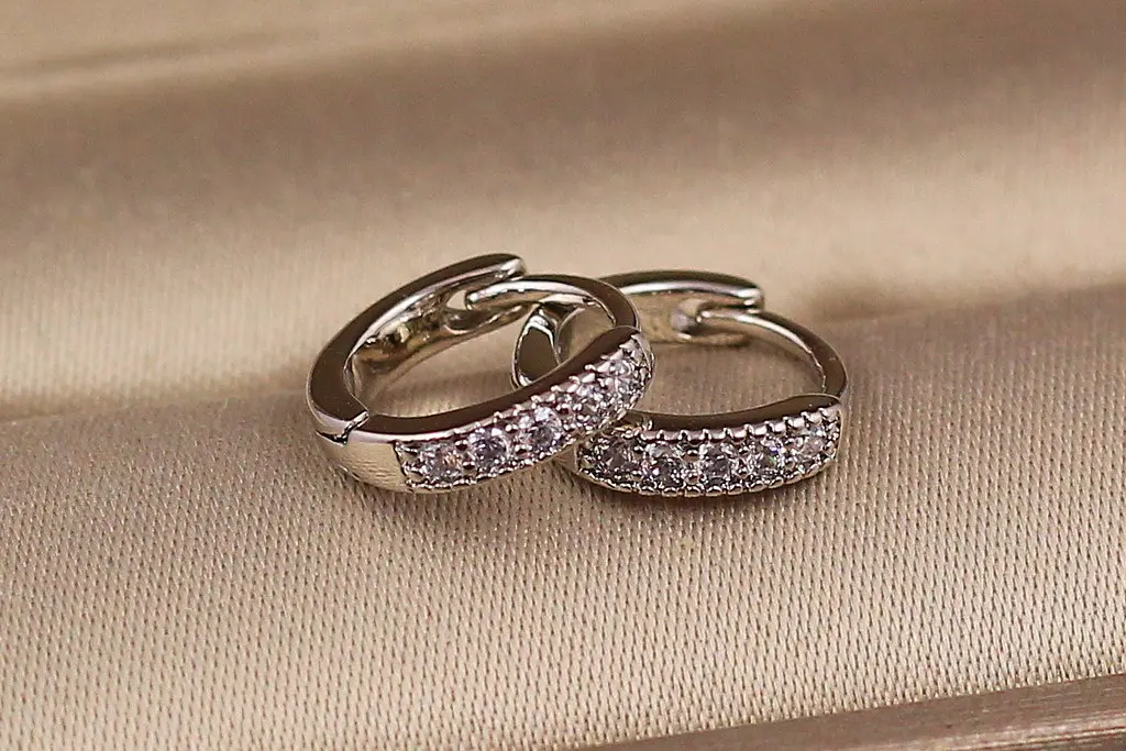 Сережки Xuping Jewelry тонкі кільця з камінцями 10 мм сріблясті