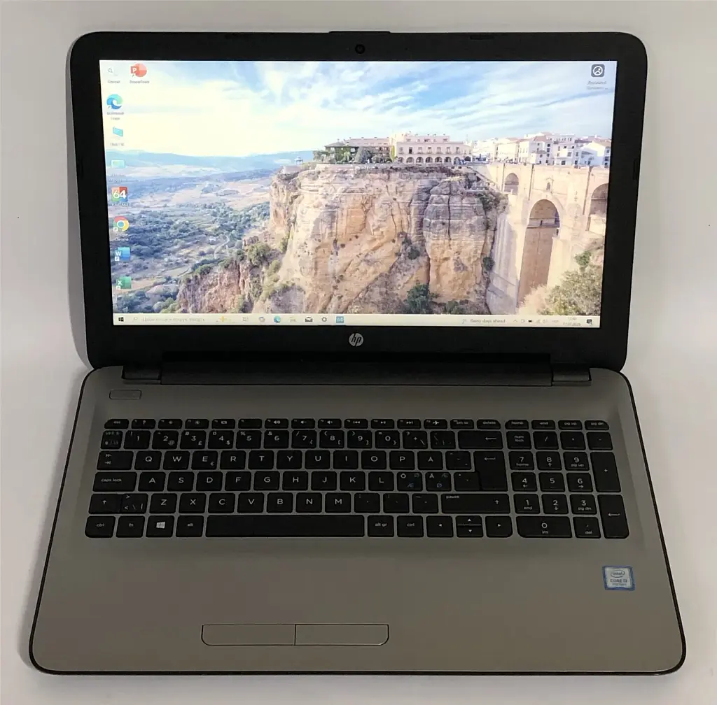 Ноутбук HP 15-ay182no / 15.6" FullHD / i3-7100U / 6GB / 128GB SSD / Win10 - Б/в - фото 3